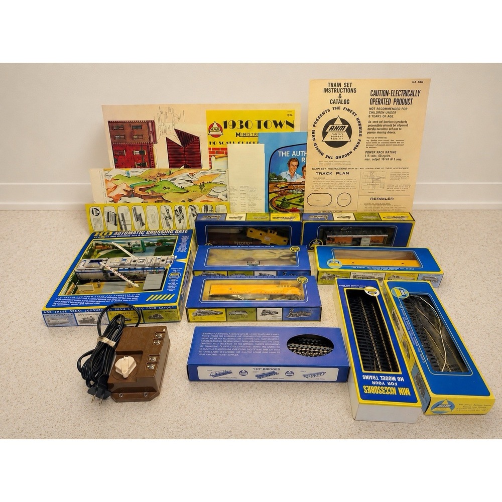 AHM HO Scale Electric Train Set Lot 5 Cars, 1 Locomotive, Crossing Gate And More